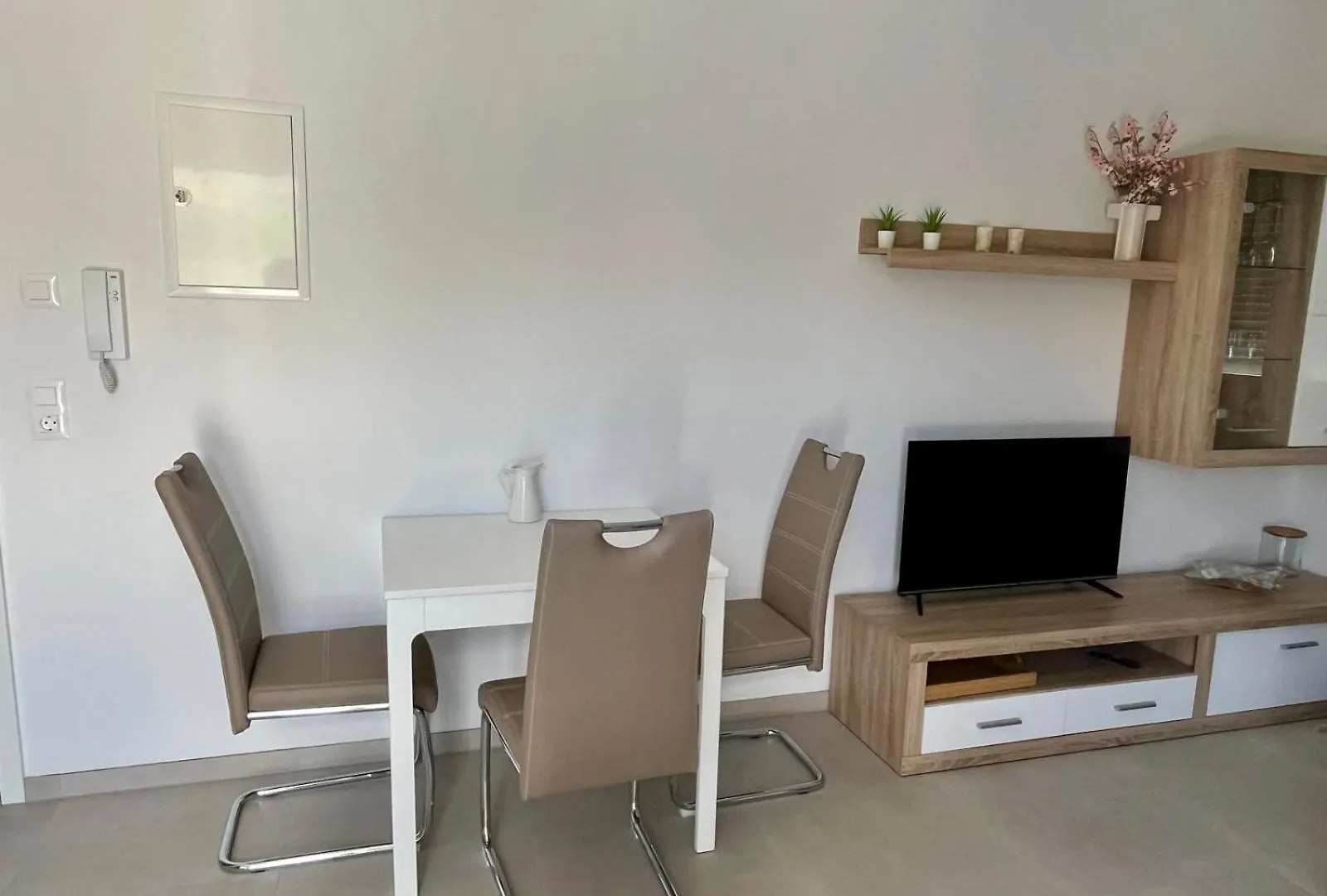 Apartments Julia تروغير